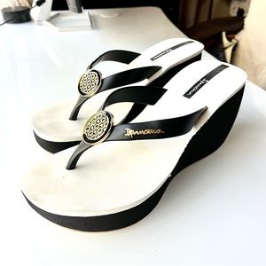 Ipanema Women's Bossa Wedge Sandal size 9 Black/White/Gold